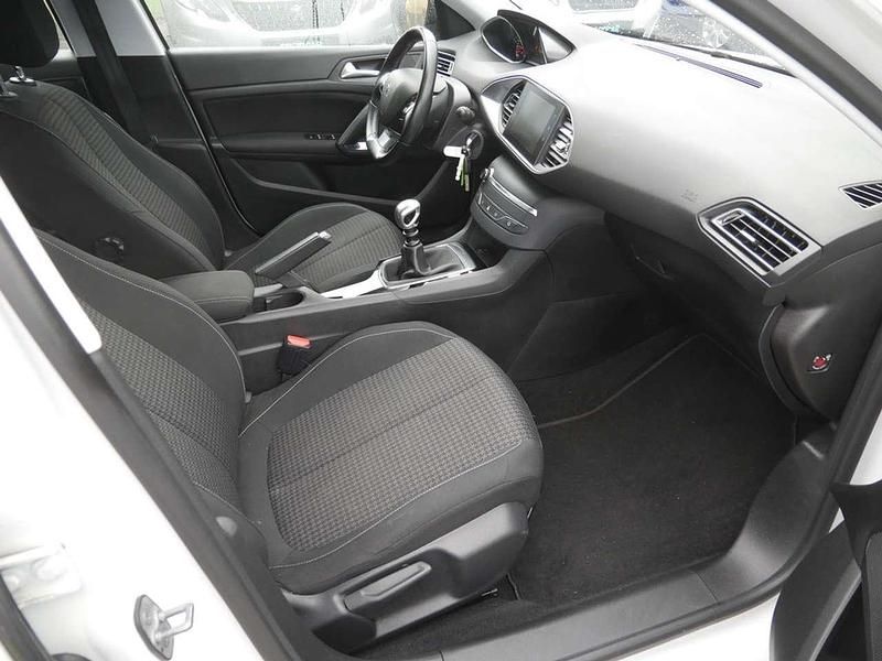 Gebraucht Peugeot 308 SW Active 131 PS (96 kW) 2018 Weiss Kombi