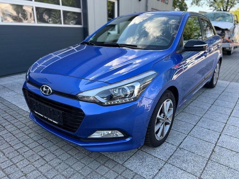 Blau Gebraucht 2018 Hyundai i20 Passion Plus Limousine | 12.700 € (Etwas zu teuer) - Bild 1/4
