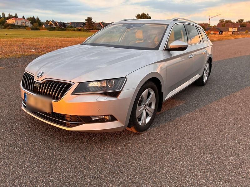 Silber Gebraucht 2016 Skoda Superb Style Kombi | 19.500 € (Fairer Preis) - Bild 1/4