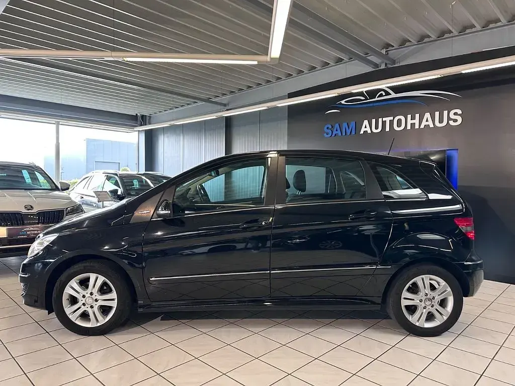 Gebraucht Mercedes B180 116 PS (85 kW) 2011 Kosmosschwarz  metalliclack Van / Kleinbus