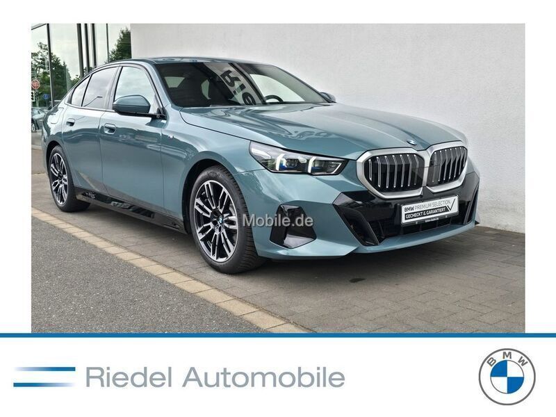 Grün Gebraucht 2024 BMW 520 M Sport Limousine | 54.790 € (Guter Preis) - Bild 1/3