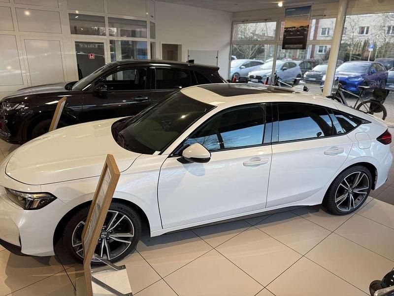 Platinum white p. Neu 2026 Honda Civic Advance Limousine | 40.990 € - Bild 1/4