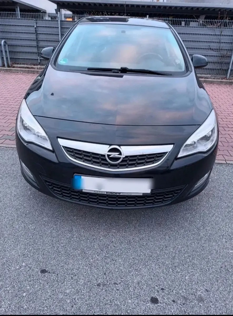 Gebraucht Opel Astra 140 PS (102 kW) 2011 Schwarz Limousine
