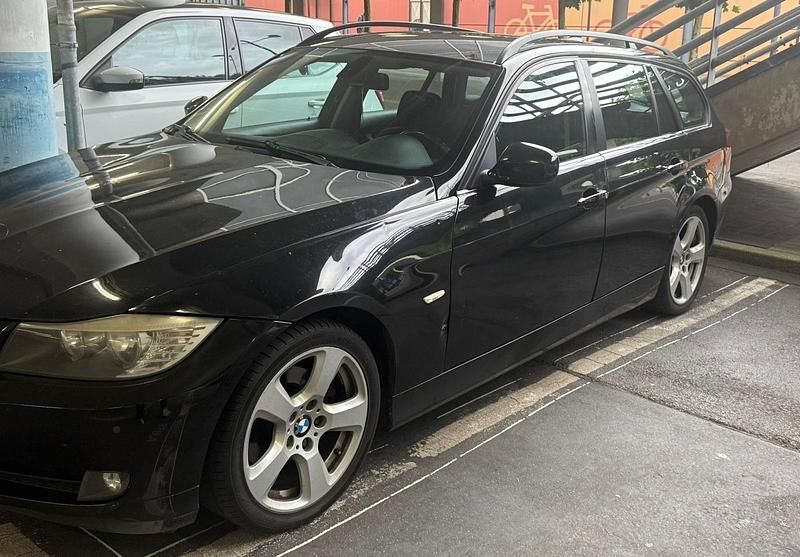 Gebraucht BMW 320 163 PS (119 kW) 2009 Schwarz Kombi