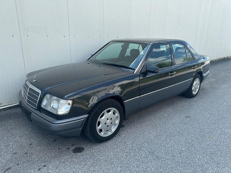 Grau Gebraucht 1995 Mercedes E250 Limousine | 10.900 € - Bild 1/4