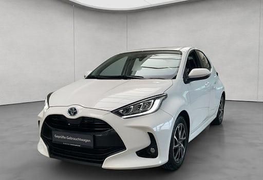 Gebraucht Toyota Yaris Hybrid Team 116 PS (85 kW) 2023 Weiß Limousine