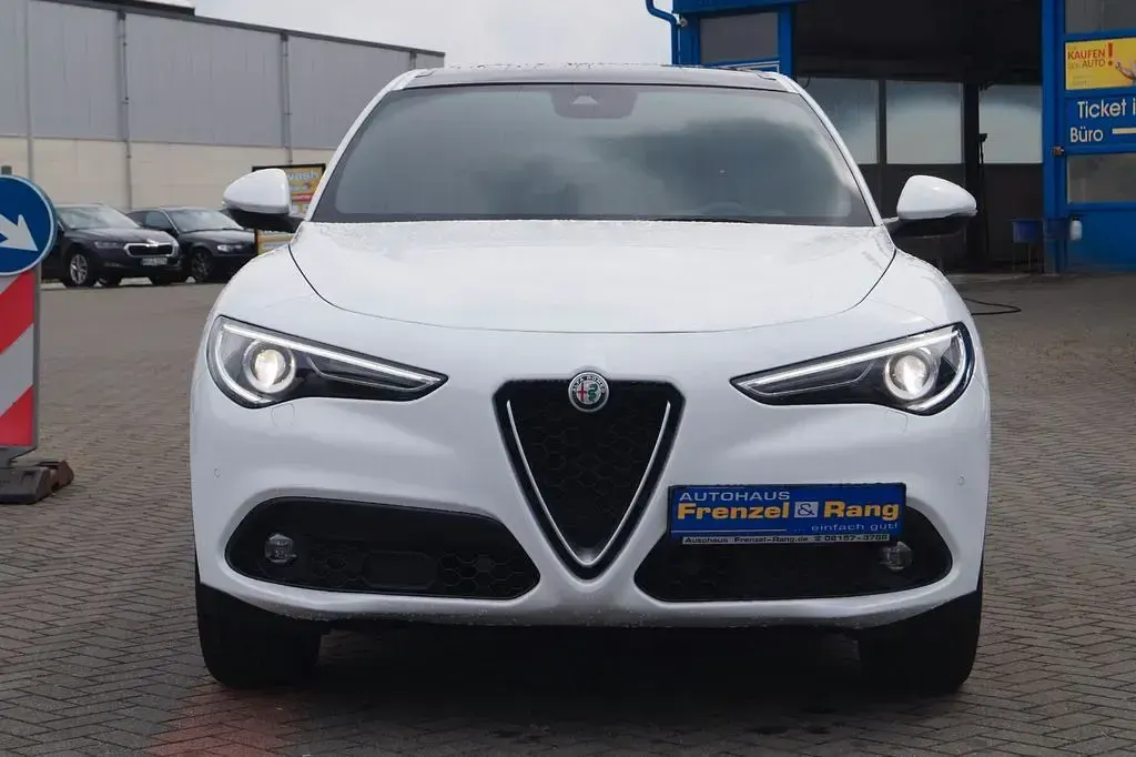 Gebraucht Alfa Romeo Stelvio 209 PS (153 kW) 2019 Weiß SUV