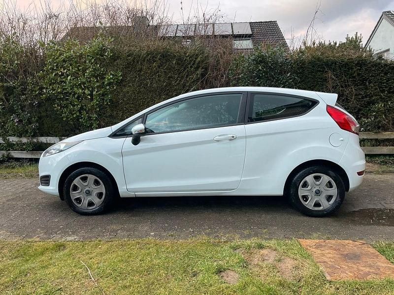 Weiß Gebraucht 2014 Ford Fiesta Trend Kleinwagen | 5.999 € (Fairer Preis) - Bild 1/4