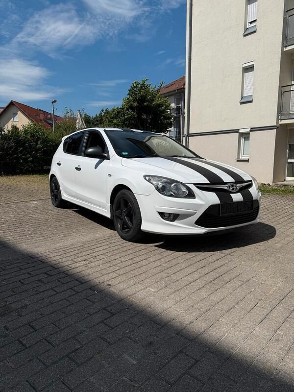 Weiß Gebraucht 2011 Hyundai i30 Edition+ Limousine | 2.300 € (Superpreis) - Bild 1/4