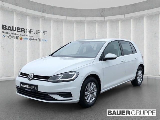 Weiss Gebraucht 2019 VW Golf VII Trendline Limousine | 12.180 € (Guter Preis) - Bild 1/4