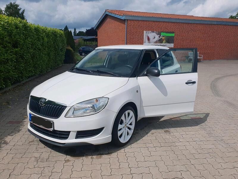 Weiß Gebraucht 2014 Skoda Fabia Cool Edition Limousine | 5.000 € - Bild 1/4