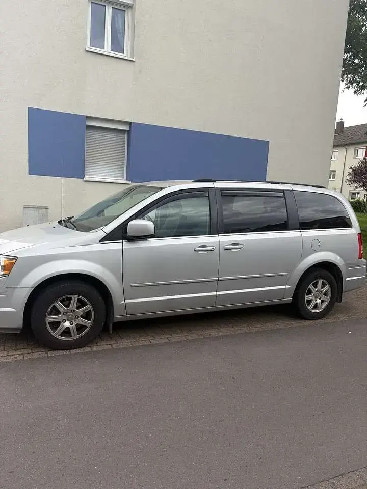 Gebraucht Chrysler Town & Country Touring 354 PS (260 kW) 2008 Silber Van / Kleinbus