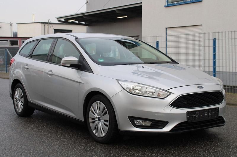 Silber Gebraucht 2015 Ford Focus Trend Kombi | 7.999 € (Guter Preis) - Bild 1/4