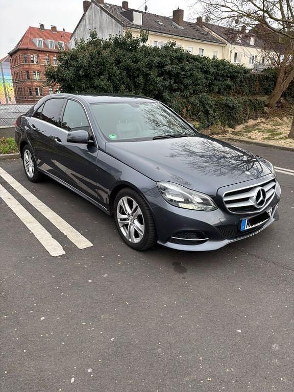 Gebraucht Mercedes E220 Avantgarde 170 PS (125 kW) 2013 Andere farben Limousine