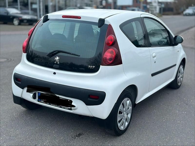 Gebraucht Peugeot 107 60 PS (44 kW) 2013 Weiß Kleinwagen