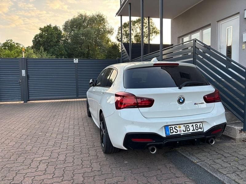 Weiß Gebraucht 2019 BMW M140 M Sport Limousine | 29.990 € (Fairer Preis) - Bild 1/4