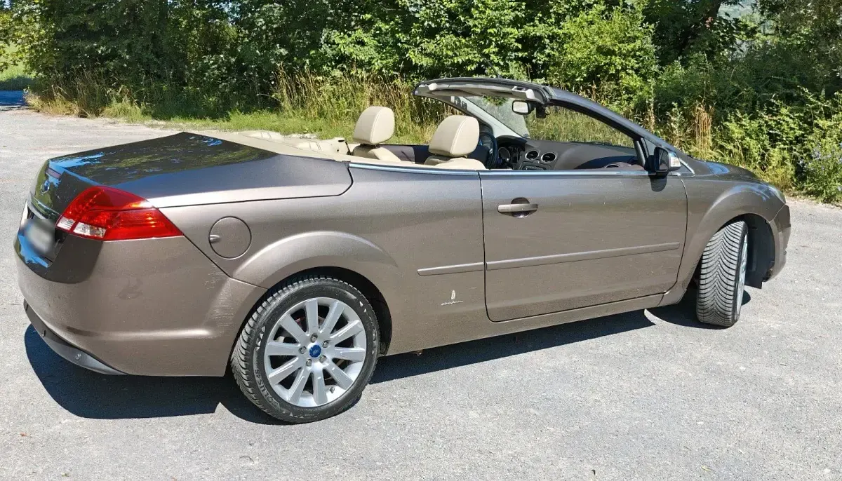 Gebraucht Ford Focus Cabriolet Titanium 136 PS (100 kW) 2008 Braun Cabrio