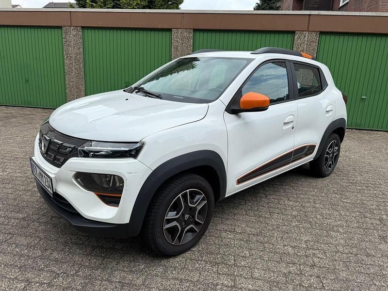 Weiß Gebraucht 2022 Dacia Spring Comfort Plus Kleinwagen | 7.600 € (Guter Preis) - Bild 1/4