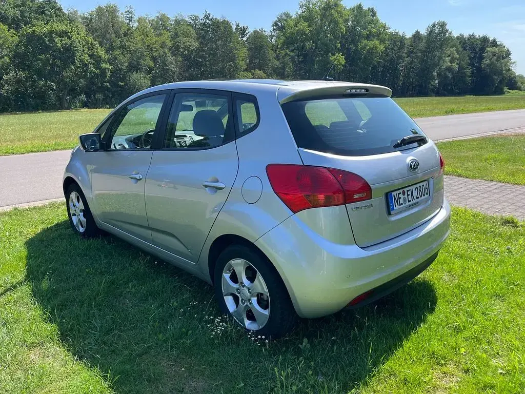 Gebraucht Kia Venga Spirit 125 PS (91 kW) 2015 Silber Kleinwagen
