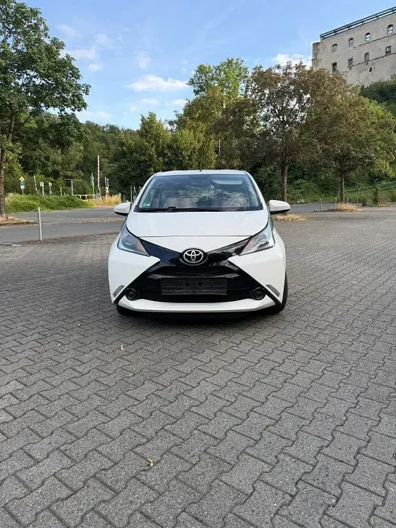Gebraucht Toyota Aygo 69 PS (50 kW) 2017 Weiß Kleinwagen