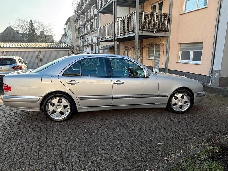Gebraucht Mercedes E320 197 PS (144 kW) 2000 Silber Limousine