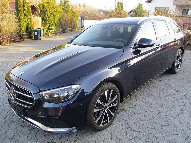Gebraucht Mercedes E300 194 PS (142 kW) 2022 Blau Limousine