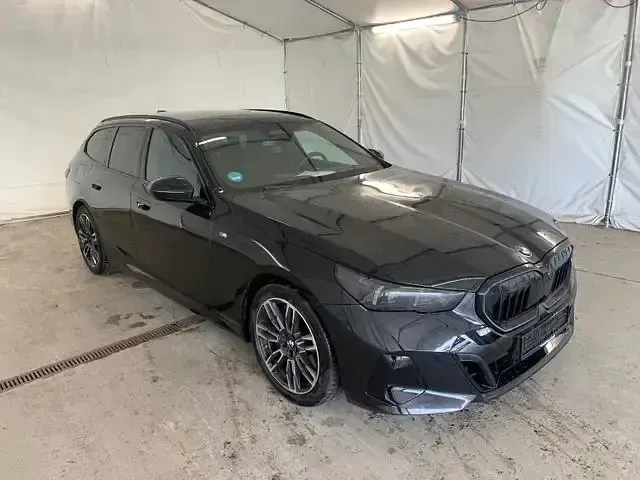 Gebraucht BMW 540 M Sport 303 PS (222 kW) 2025 Black sapphire metallic Kombi