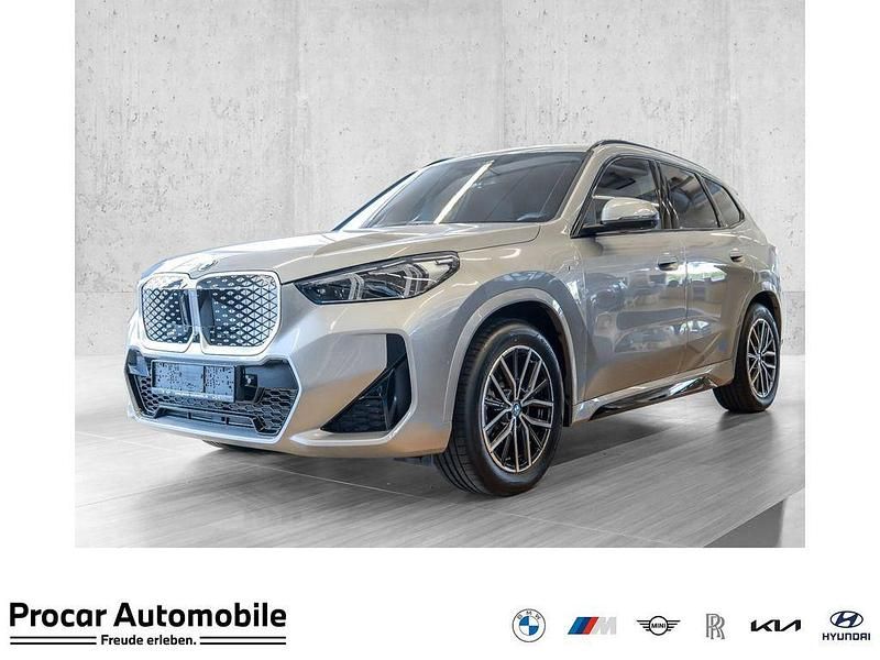 Silber Neu 2025 BMW iX1 M Sport SUV | 56.390 € (Fairer Preis) - Bild 1/4