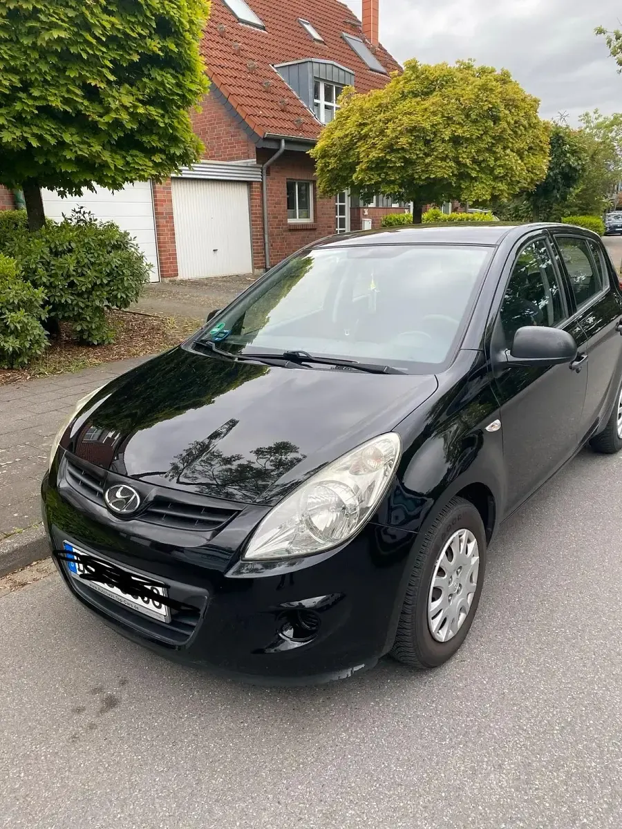 Gebraucht Hyundai i20 78 PS (57 kW) 2010 Schwarz Kleinwagen