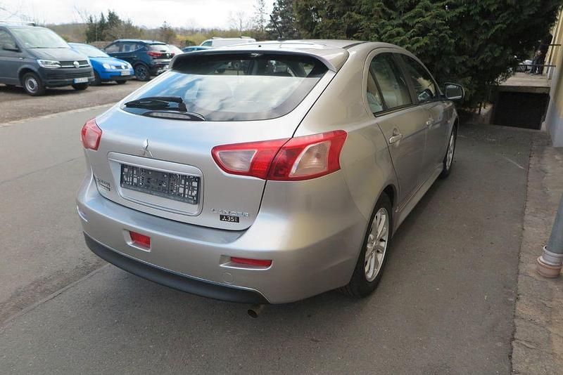 Gebraucht Mitsubishi Lancer Sportback 117 PS (86 kW) 2012 Silber Limousine