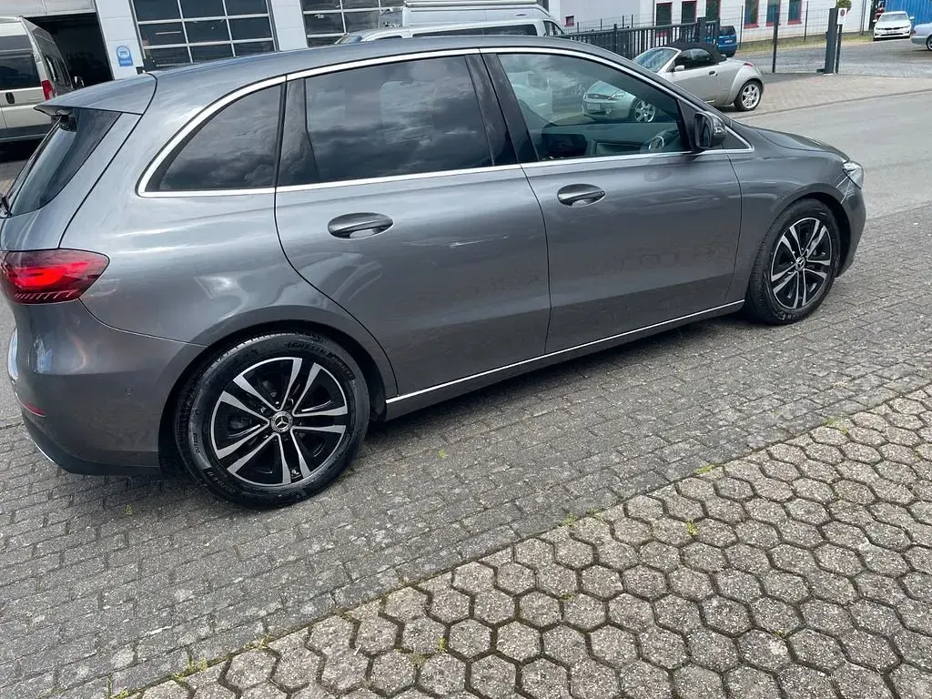 Gebraucht Mercedes B180 116 PS (85 kW) 2025 Grau Kleinwagen
