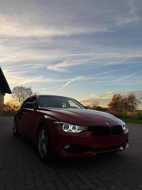 Rot Gebraucht 2014 BMW 328 Limousine | 15.900 € (Fairer Preis) - Bild 1/4
