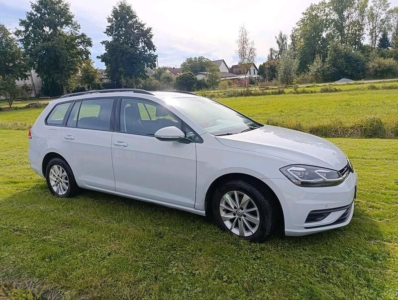 Weiß Gebraucht 2020 VW Golf VII Kombi | 13.999 € (Fairer Preis) - Bild 1/4