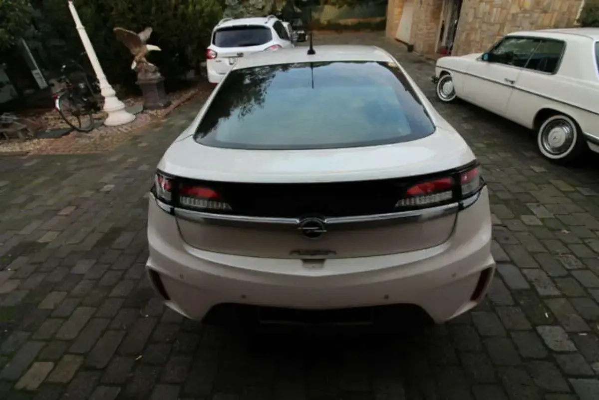 Używany Opel Ampera 150 KM (110 kW) 2012 Biały Hatchback