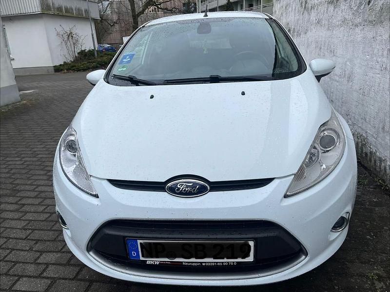 Gebraucht Ford Fiesta 97 PS (71 kW) 2011 Weiß Kleinwagen