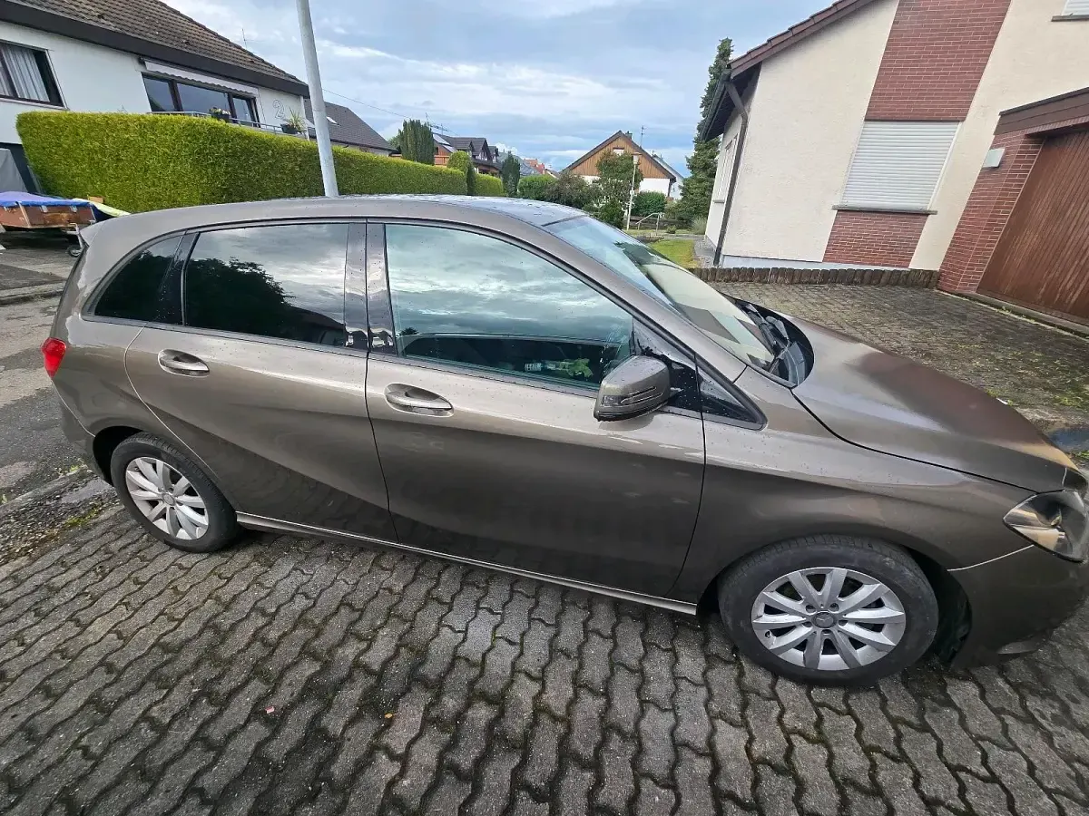 Gebraucht Mercedes B180 122 PS (89 kW) 2013 Grau Kleinwagen