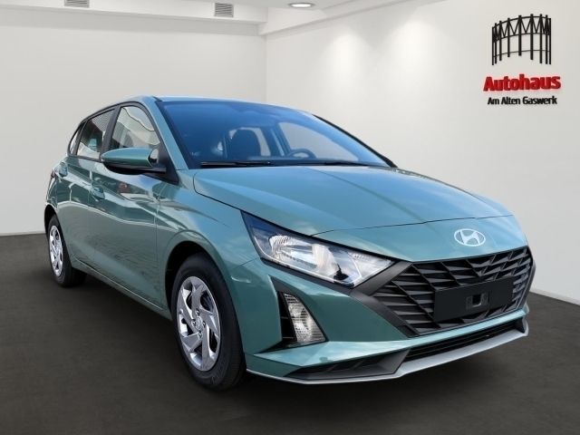Gruen Gebraucht 2024 Hyundai i20 Select Limousine | 16.985 € (Teuer) - Bild 1/4