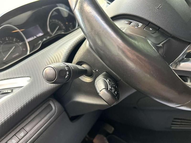 Gebraucht Peugeot 208 110 PS (80 kW) 2015 Violett Kleinwagen