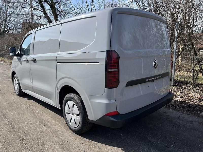 Neu VW T6.1 100 kW (136 PS) 2026 Stonegrey Van