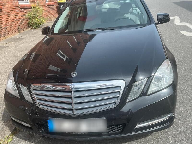 Schwarz Gebraucht 2011 Mercedes E220 Kombi | 6.500 € (Superpreis) - Bild 1/4