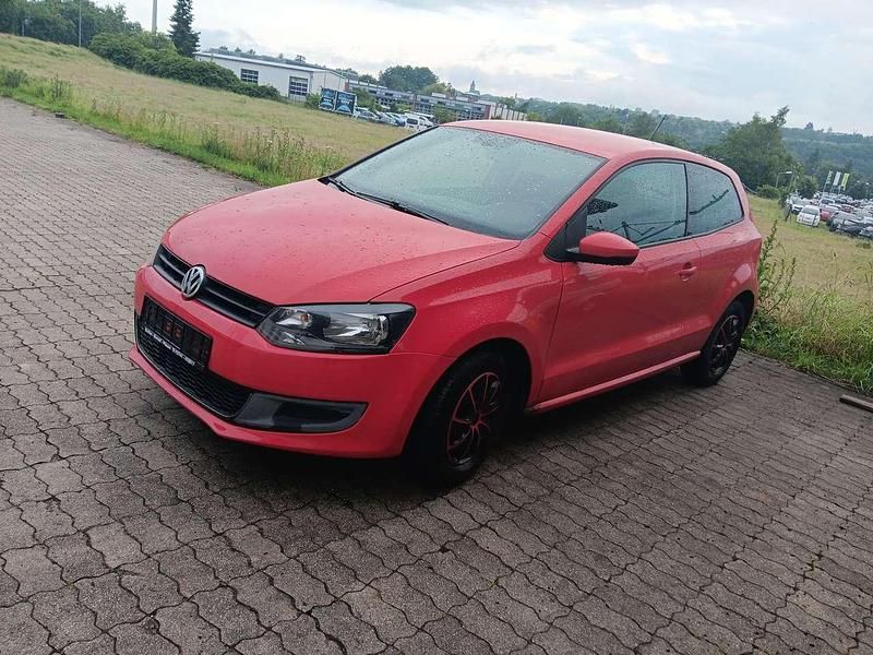Rot Gebraucht 2010 VW Polo Trendline Limousine | 2.700 € (Guter Preis) - Bild 1/4