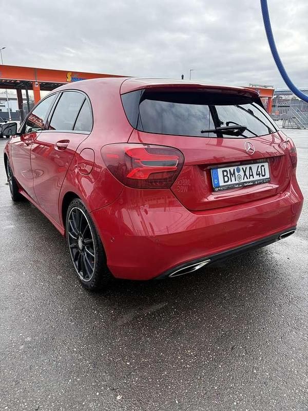 Gebraucht Mercedes A180 109 PS (80 kW) 2016 Rot Kleinwagen