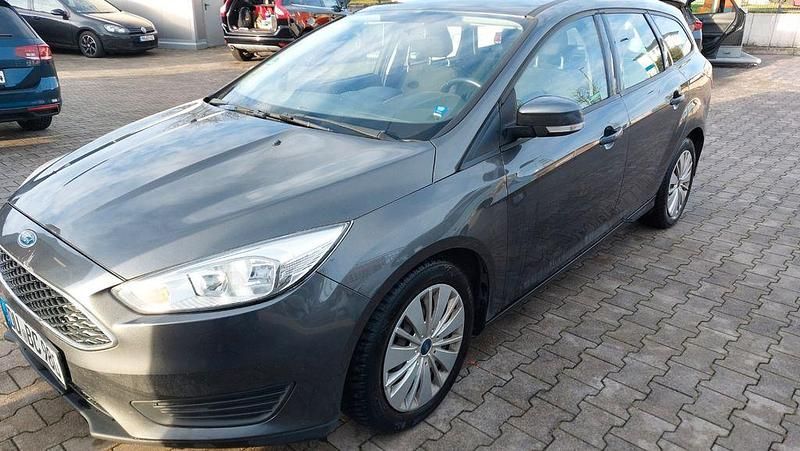 Grau Gebraucht 2015 Ford Focus Kombi | 6.490 € (Superpreis) - Bild 1/4