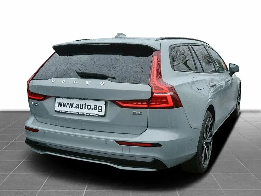 Gebraucht Volvo V60 Ultimate 197 PS (144 kW) 2024 Silber Kombi