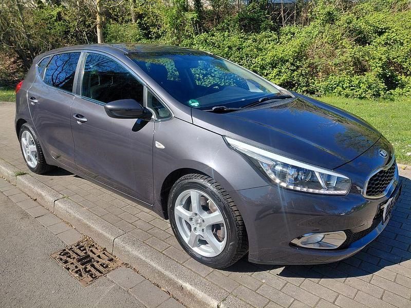 Gebraucht Kia Ceed DREAM-TEAM Edition 99 PS (72 kW) 2015 Grau Kleinwagen