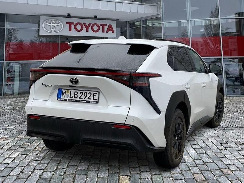 Gebraucht Toyota bZ4X Basis 150 kW (204 PS) 2023 Platinumweiß perlef SUV