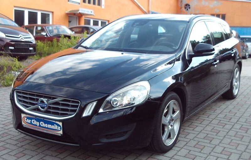 Schwarz Gebraucht 2011 Volvo V60 Momentum Kombi | 5.999 € (Guter Preis) - Bild 1/4