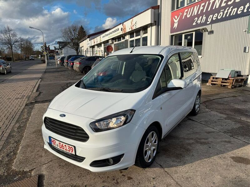 Weiß Gebraucht 2017 Ford Tourneo Courier Trend Van / Kleinbus | 4.499 € (Guter Preis) - Bild 1/4