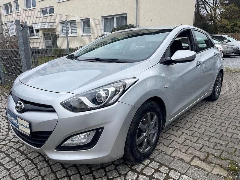 Gebraucht Hyundai i30 Classic 99 PS (72 kW) 2015 Silber Limousine