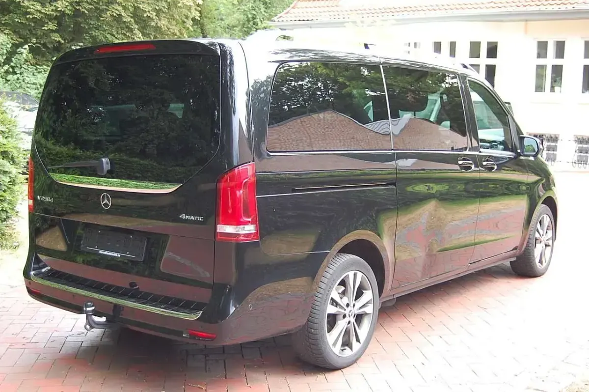 Gebraucht Mercedes V250 190 PS (139 kW) 2022 Obsidianschwarz metallic Van / Kleinbus